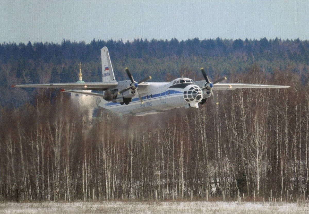 АН-30 военно-транспортный самолёт