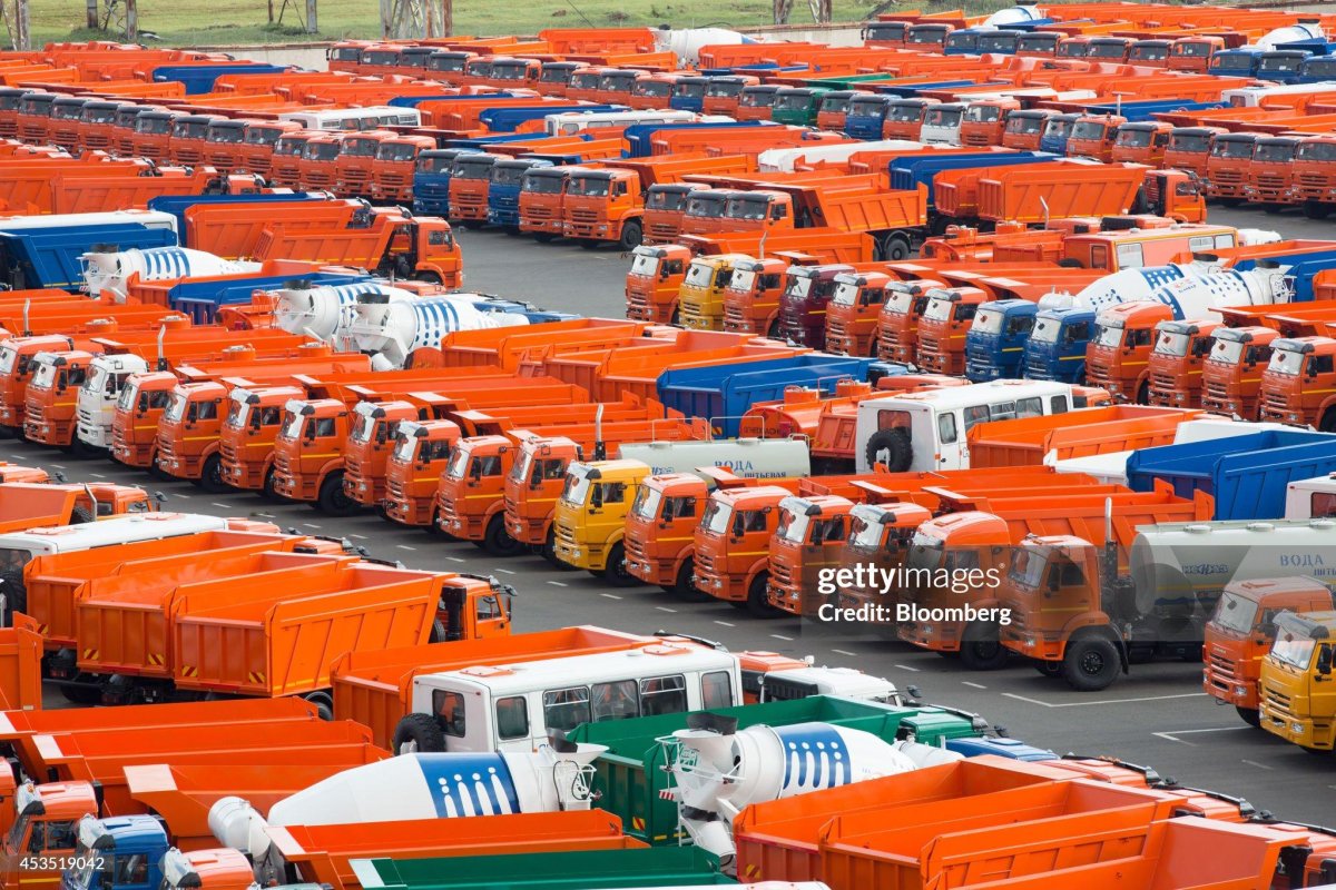 Стоянка завода КАМАЗ