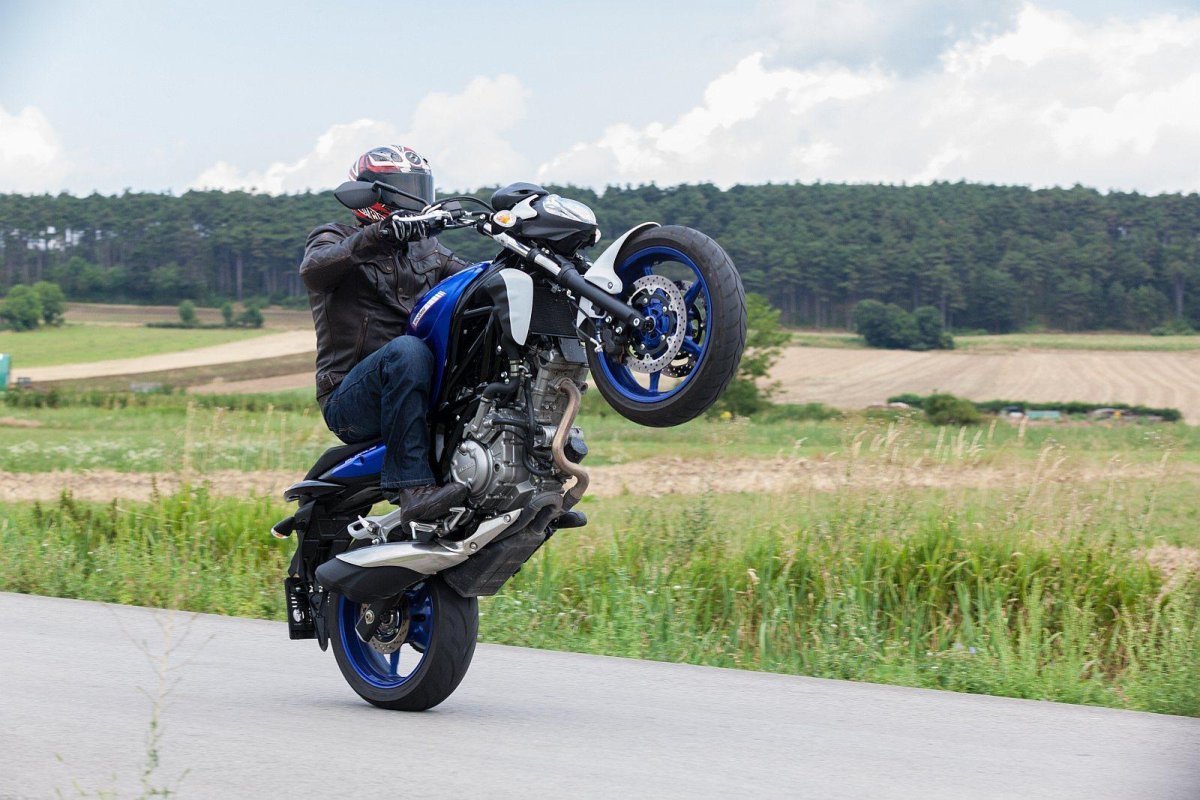 Мотоцикл на заднем колесе