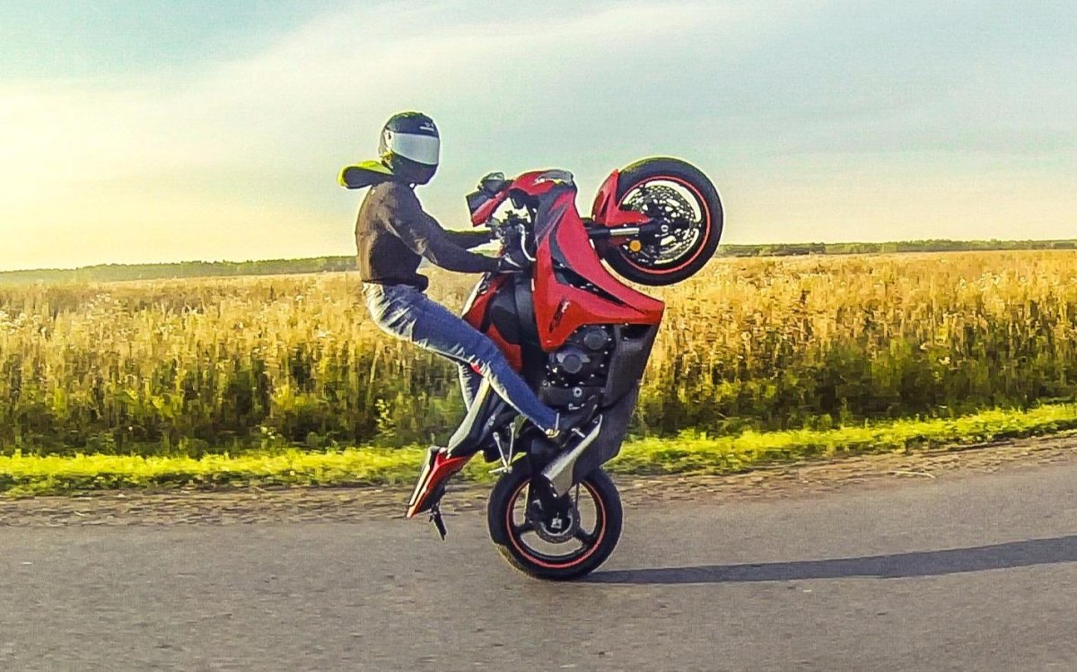 Мотоцикл на заднем колесе