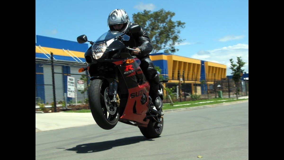 Мотоцикл на дыбах