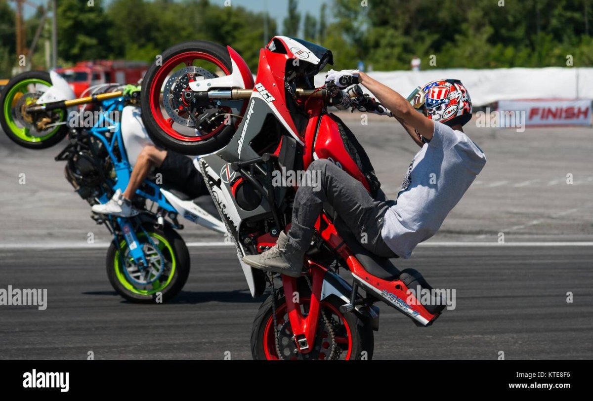 Покажите каскадеров велосипедистов на выступление