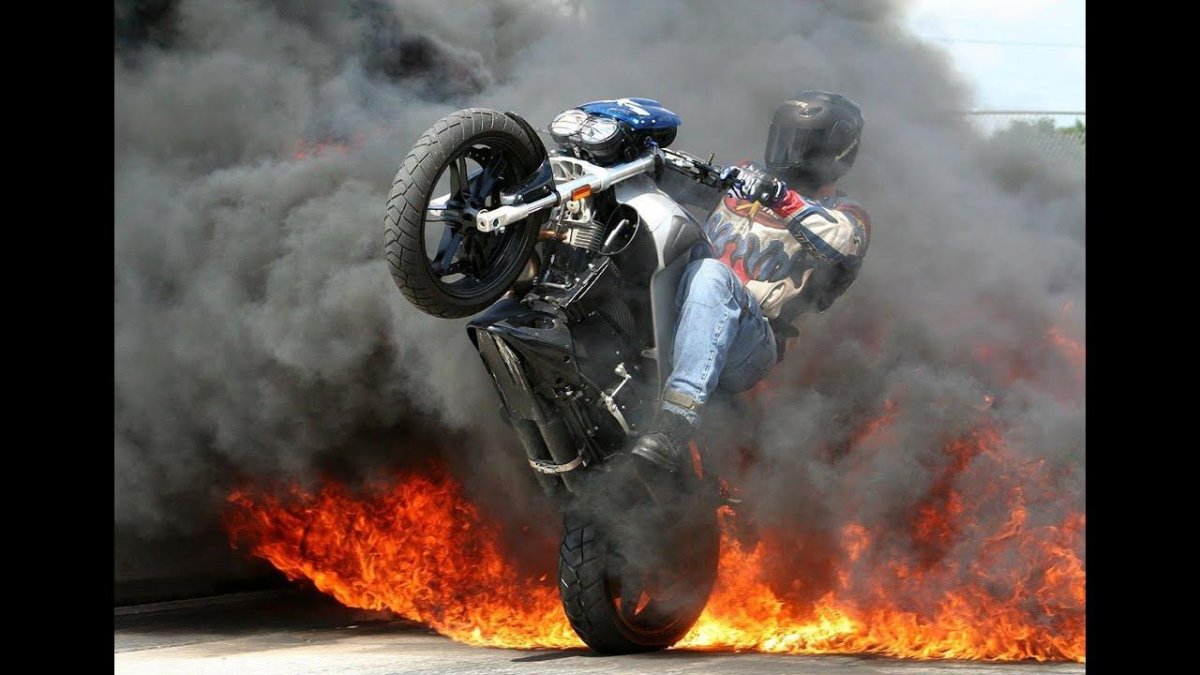 Мотоцикл на дыбах