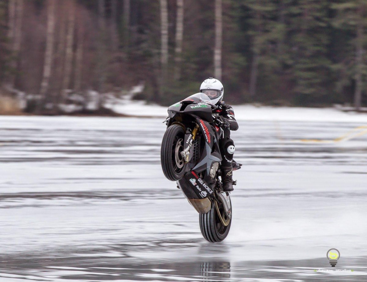 Мотоцикл на дыбах