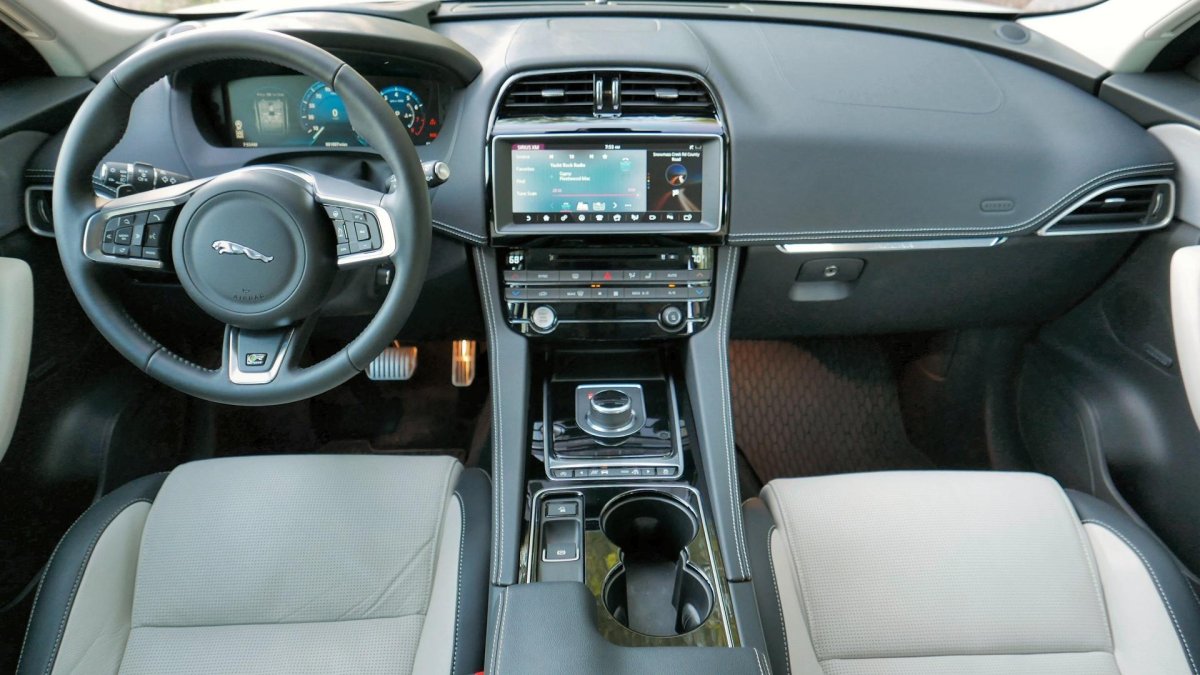 Ягуар f Pace салон