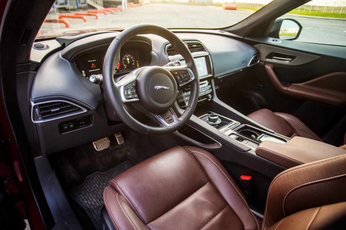 Ягуар f Pace салон