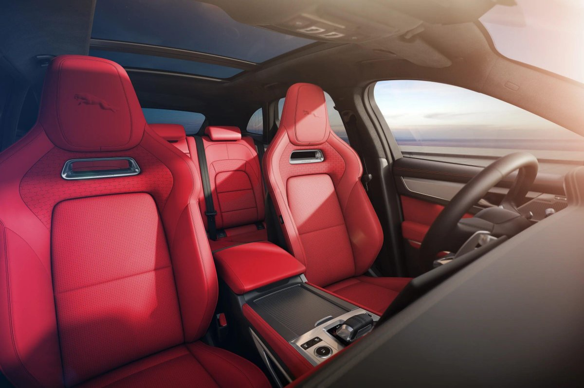 Jaguar f-Pace 2021 салон