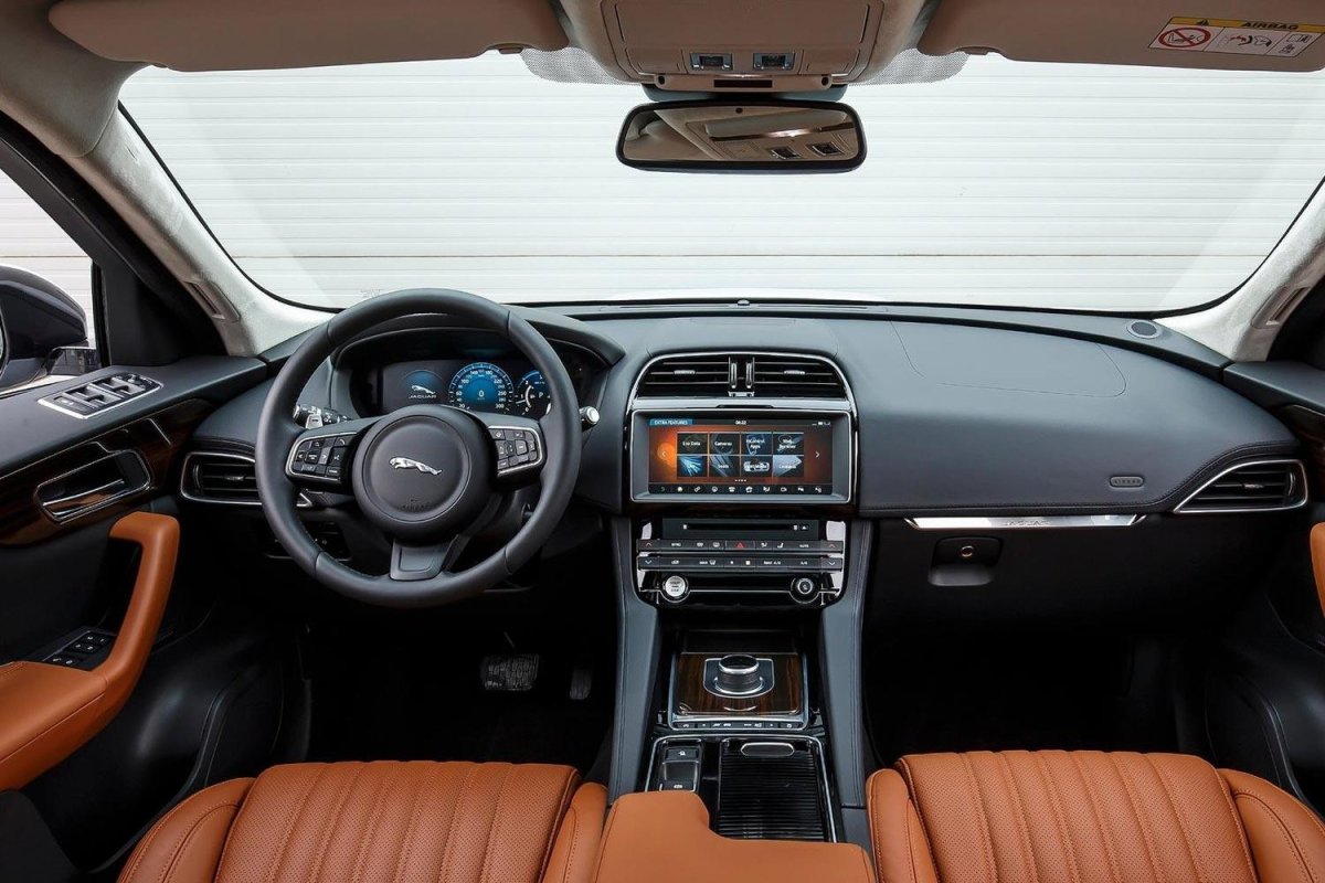 Jaguar f-Pace 2017 салон