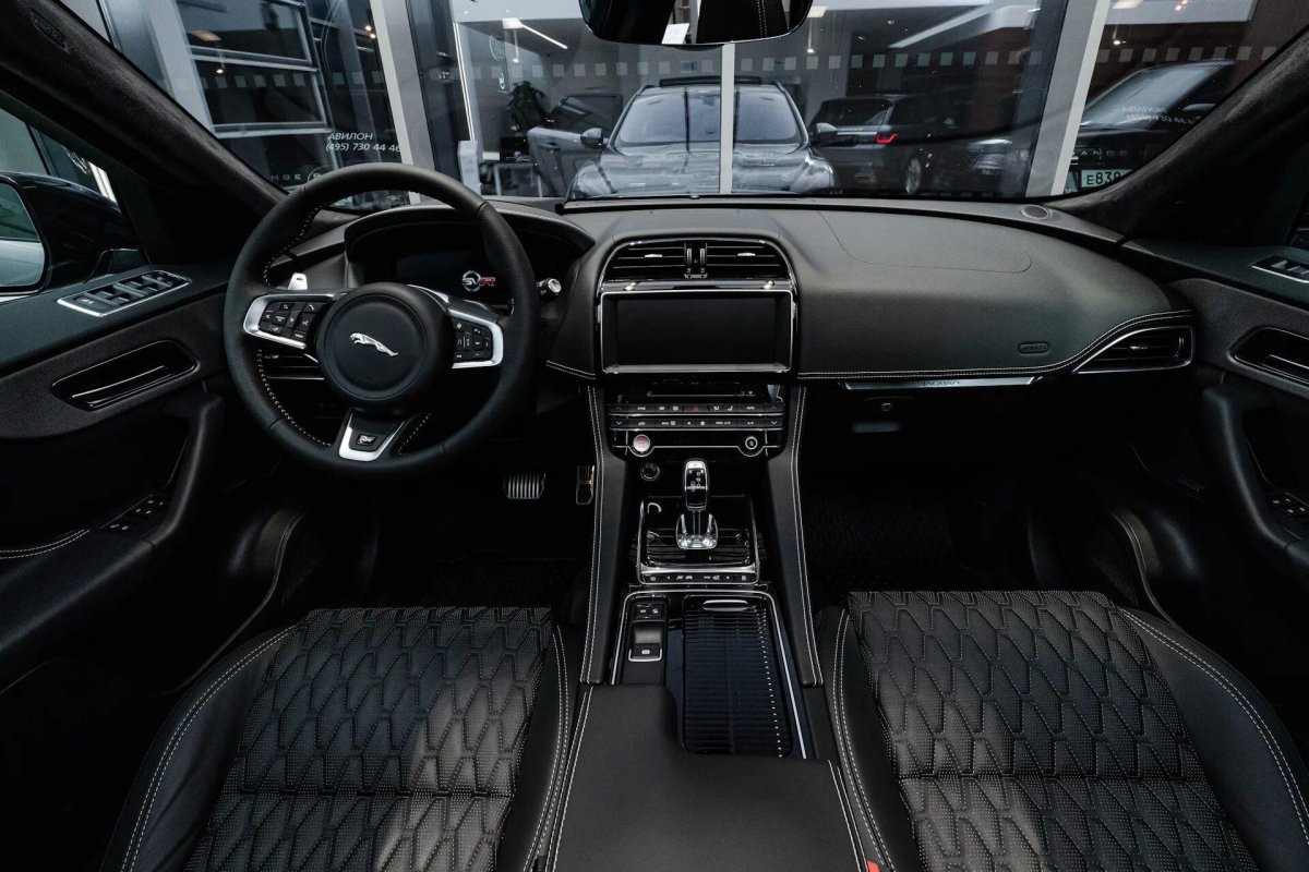 Jaguar f-Pace SVR салон