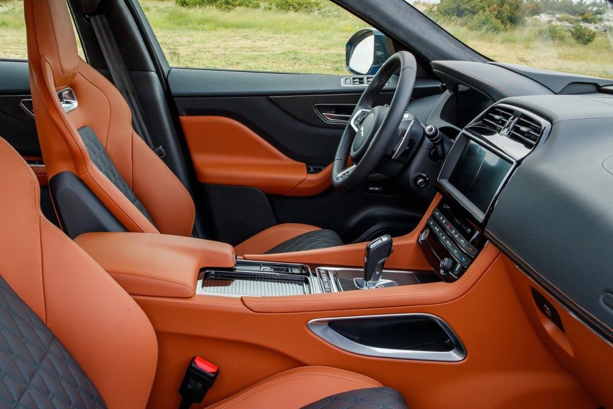 Jaguar f-Pace SVR салон
