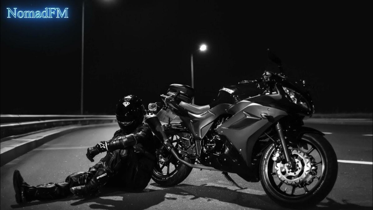 Черный мотоцикл