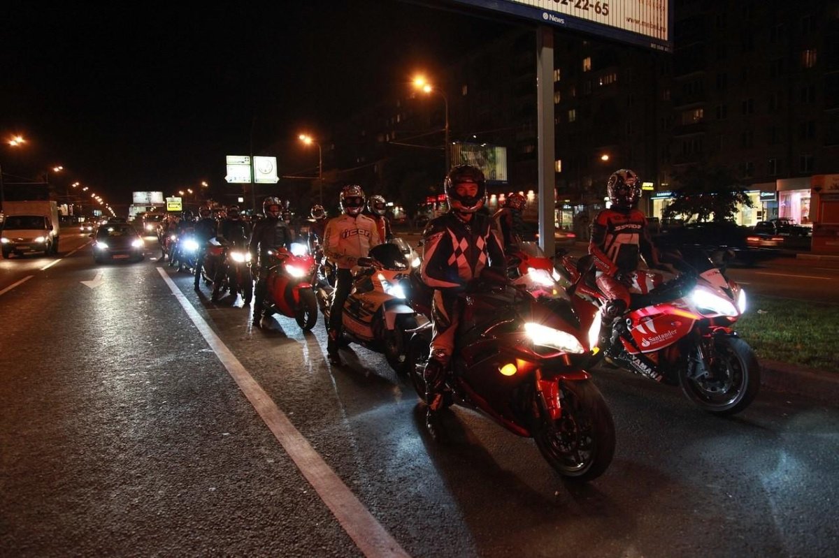 Мотоциклист ночью