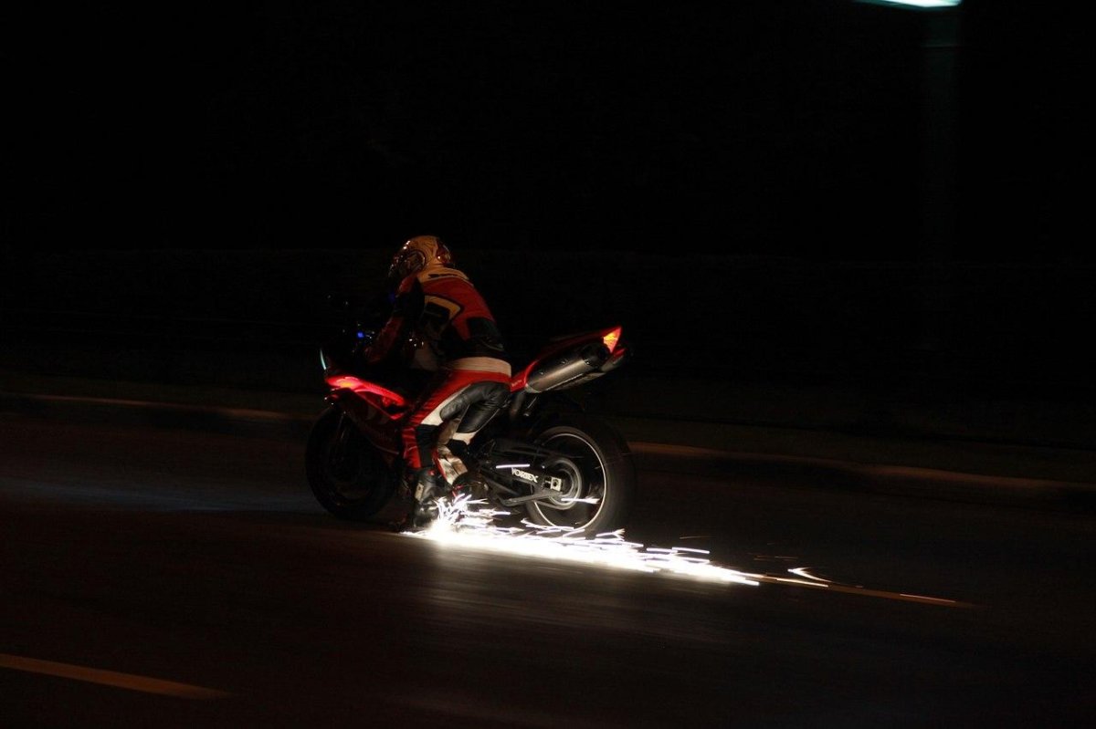 Мотоциклист ночью
