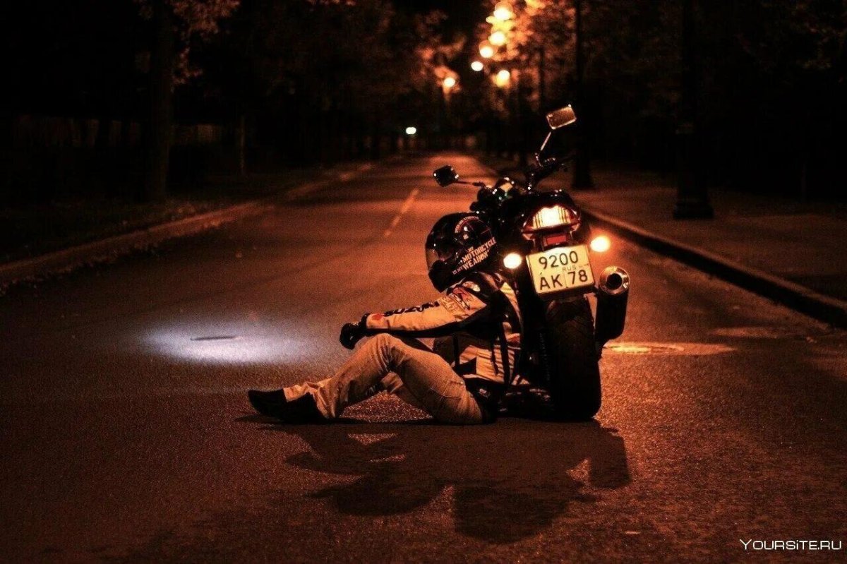 Парень на мотоцикле