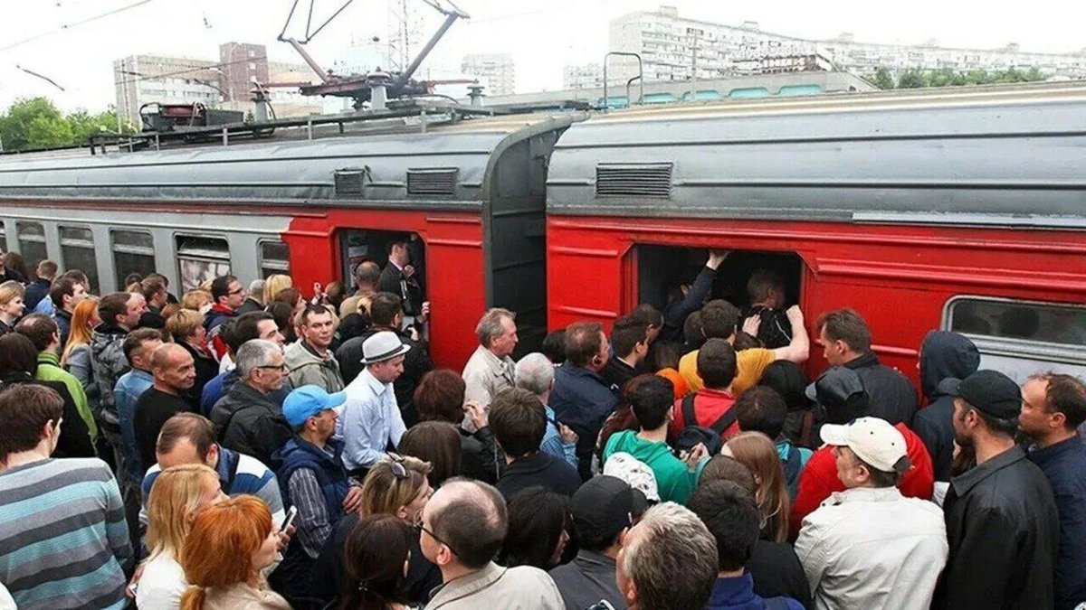 Много народу в электричке