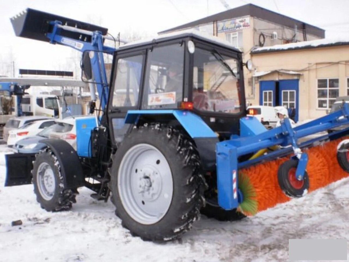 Трактор МТЗ 82 1 C щеткой