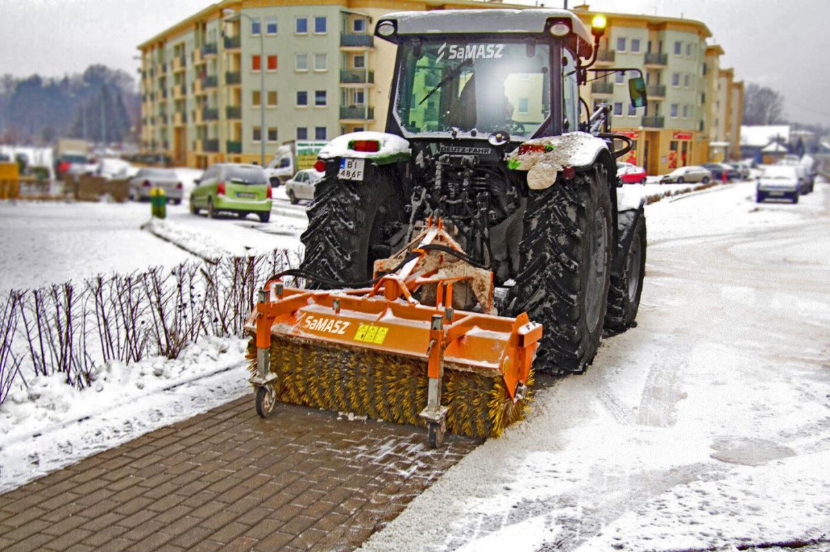 Трактор МТЗ 82.1 С щеткой