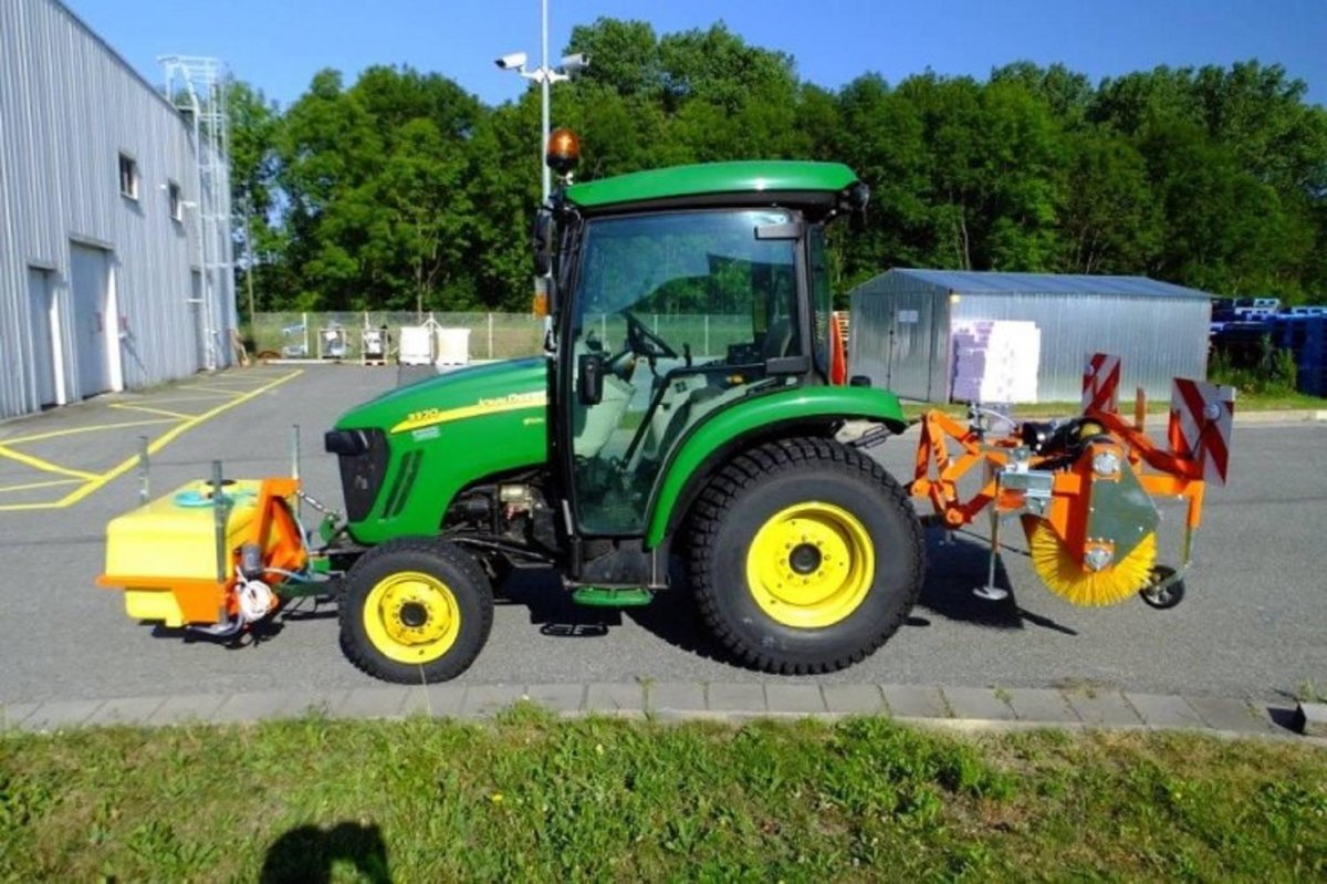 Коммунальный трактор mt3