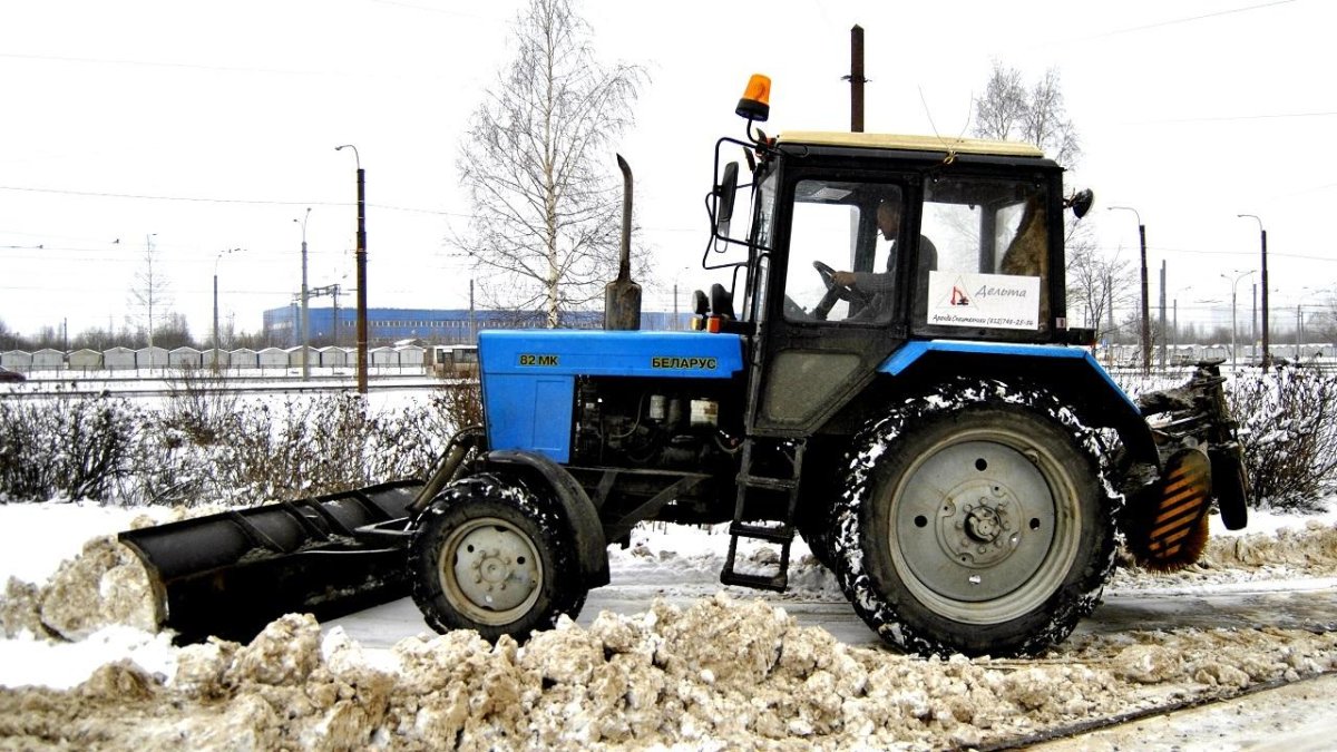 Трактор МТЗ 82.1 С отвалом и щеткой