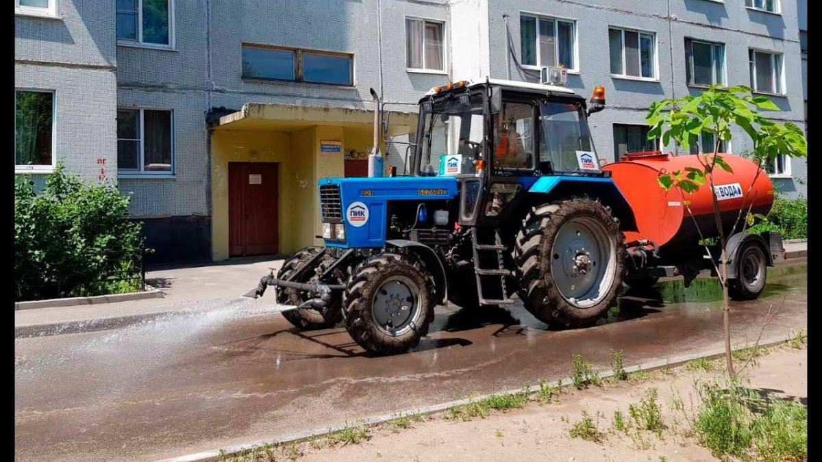 Трактор поливает улицы