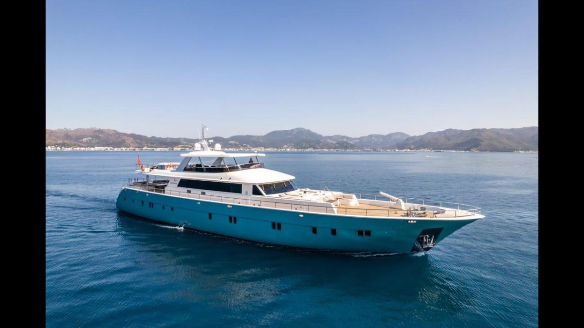 Суперяхта CRN 125 J Ade