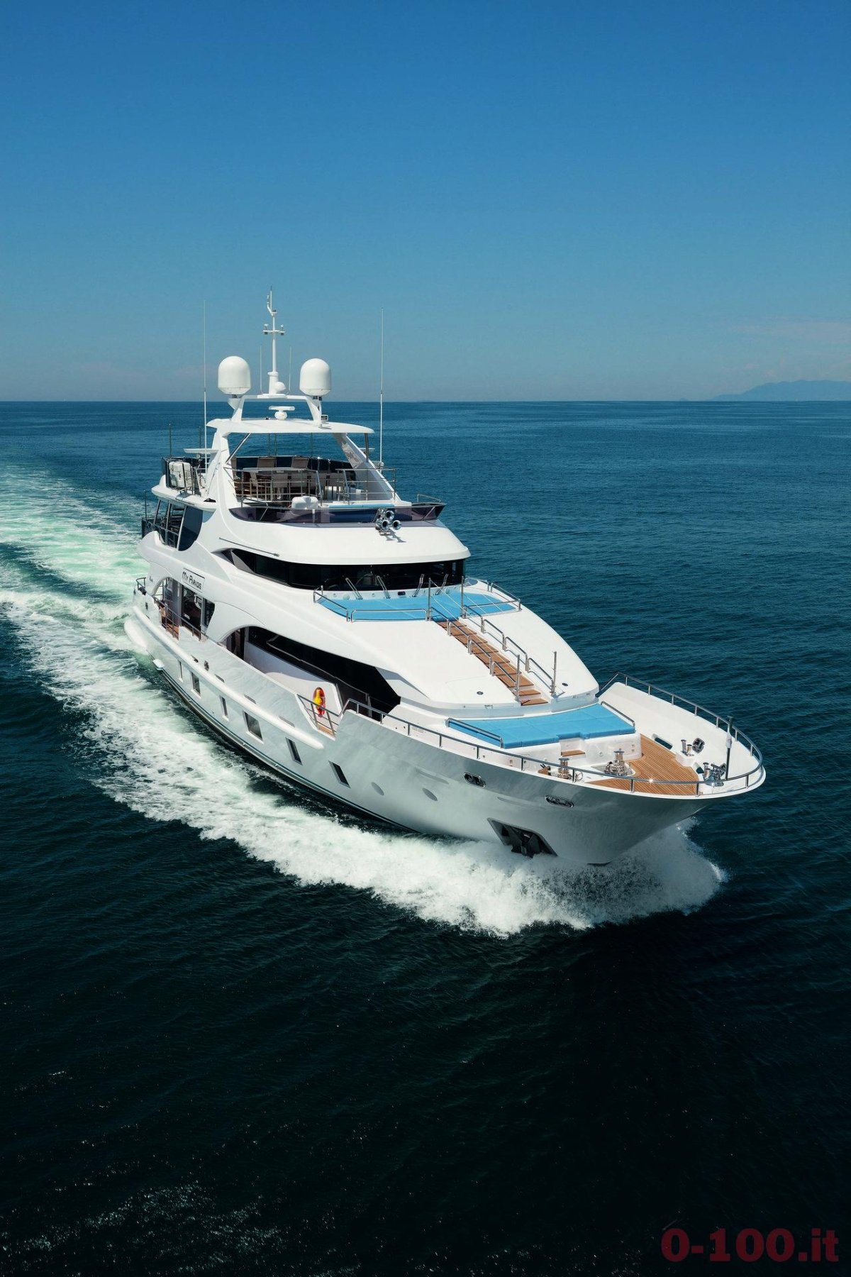 Яхта Benetti 105