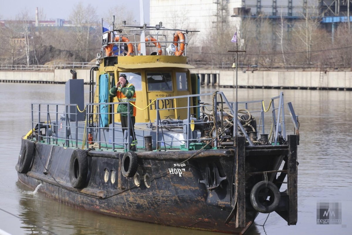 Теплоход риф