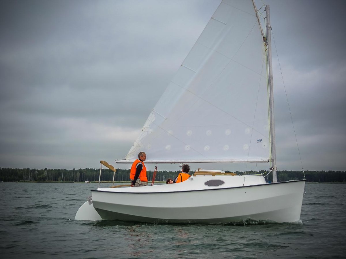 Парусная яхта КЭТБОТ