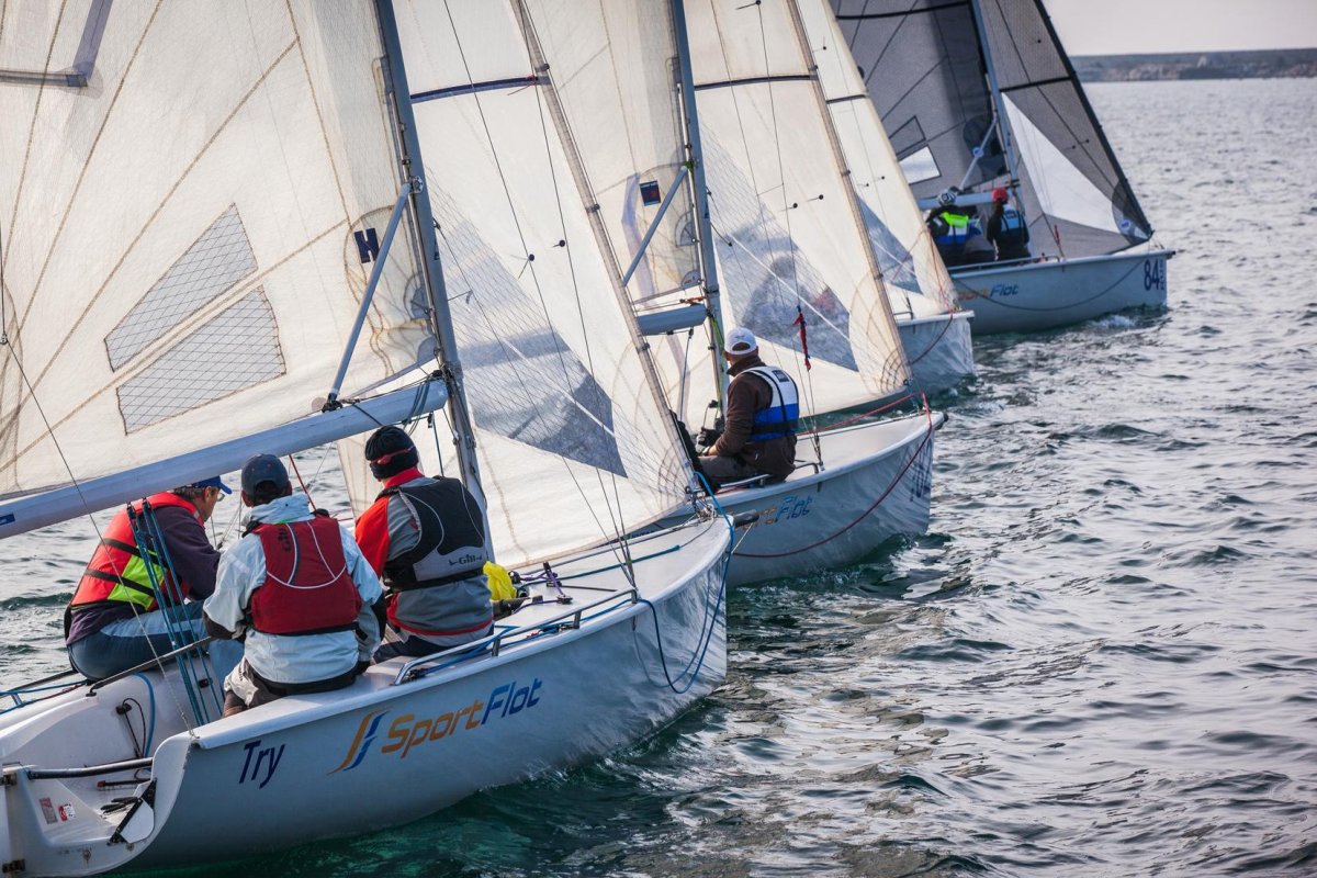 Яхта Конрад 25