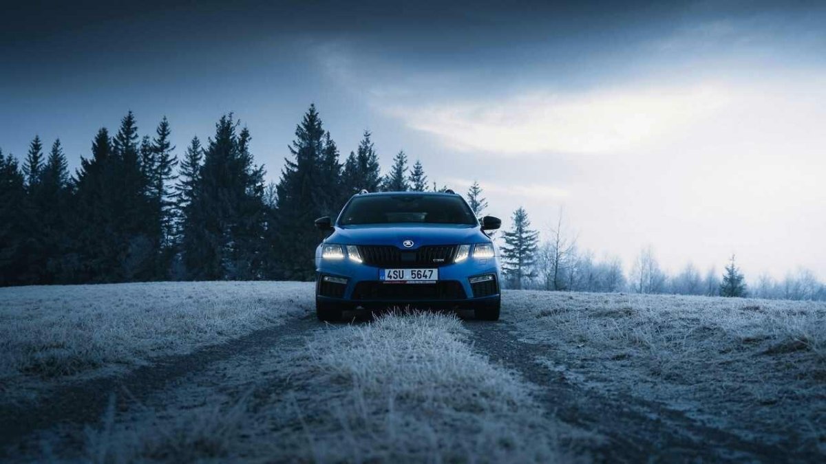 Синий автомобиль зимой