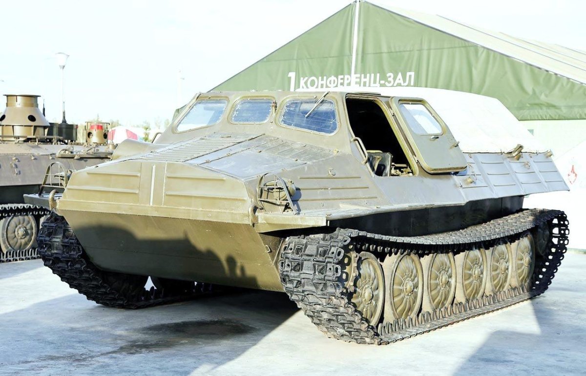 Гусеничный тягач ГТТ