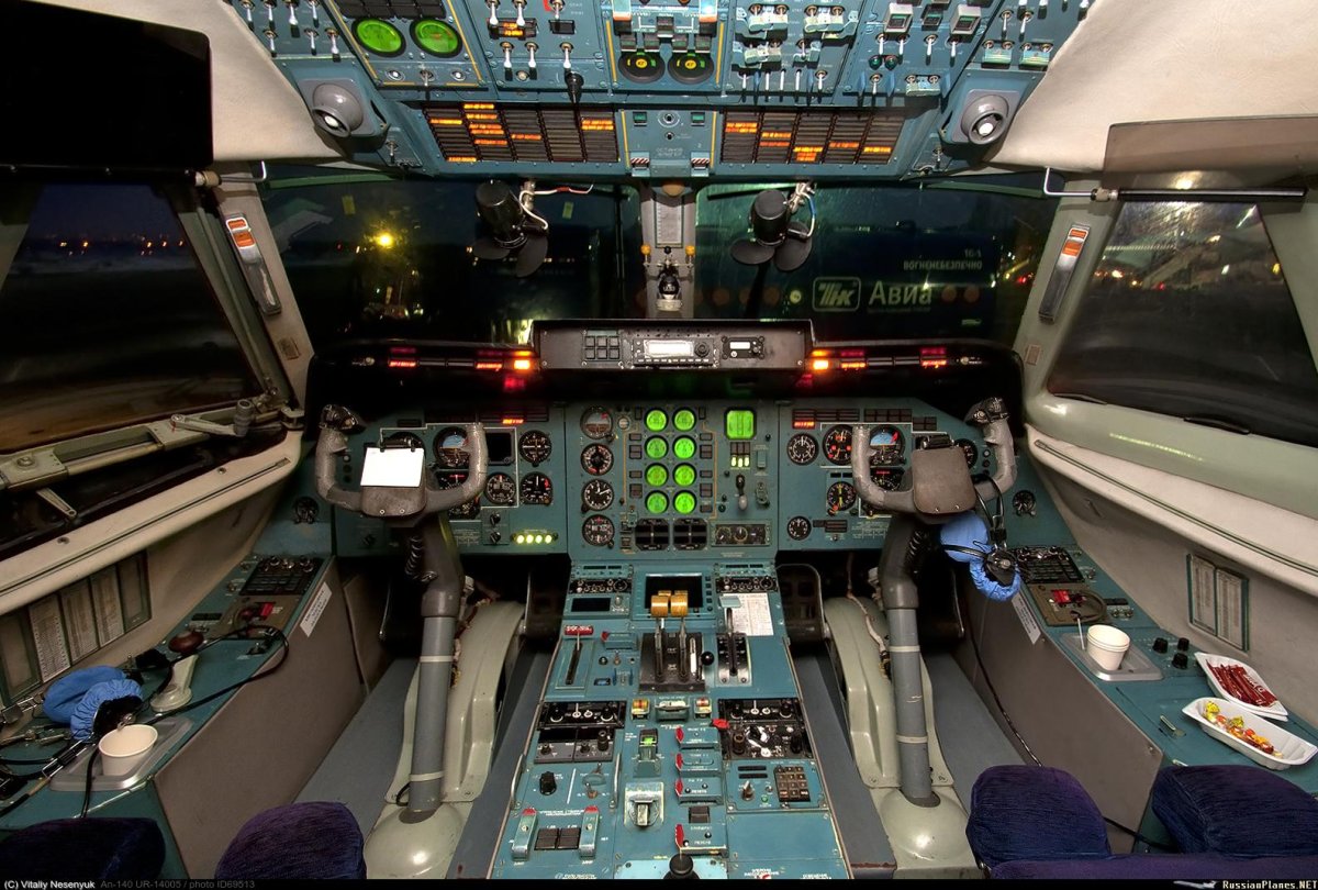 Ил-114-300 кабина пилотов