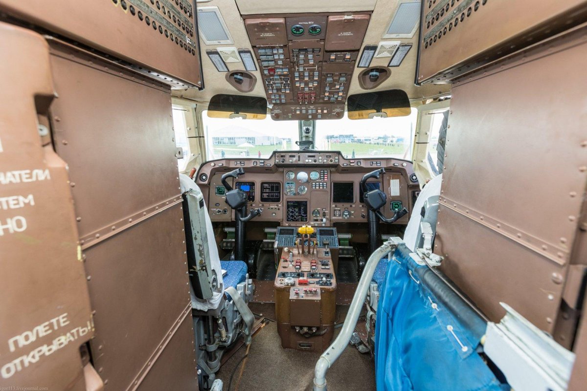 Ил-114-300 кабина пилотов