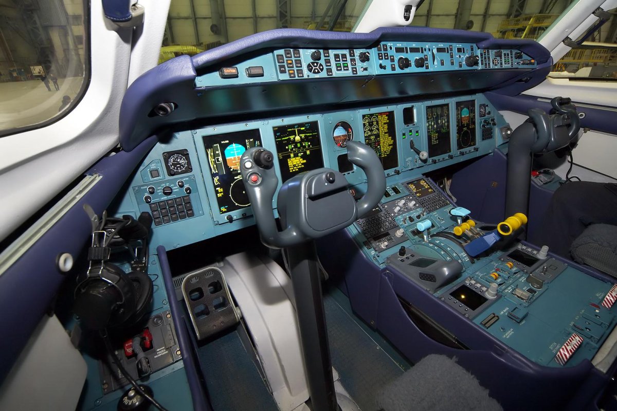 АН-148 кабина пилотов