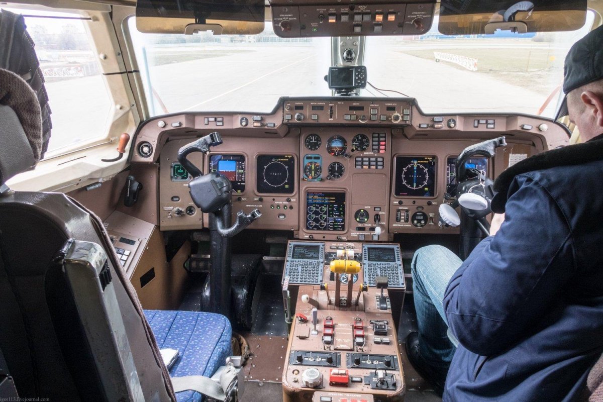 Ил-114-300 кабина пилотов