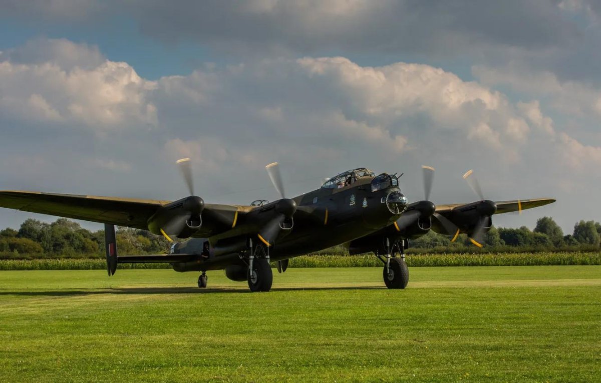 Ланкастер самолёт бомбардировщик