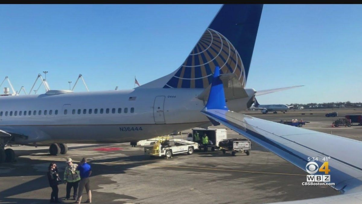 Самолет и аэропорт