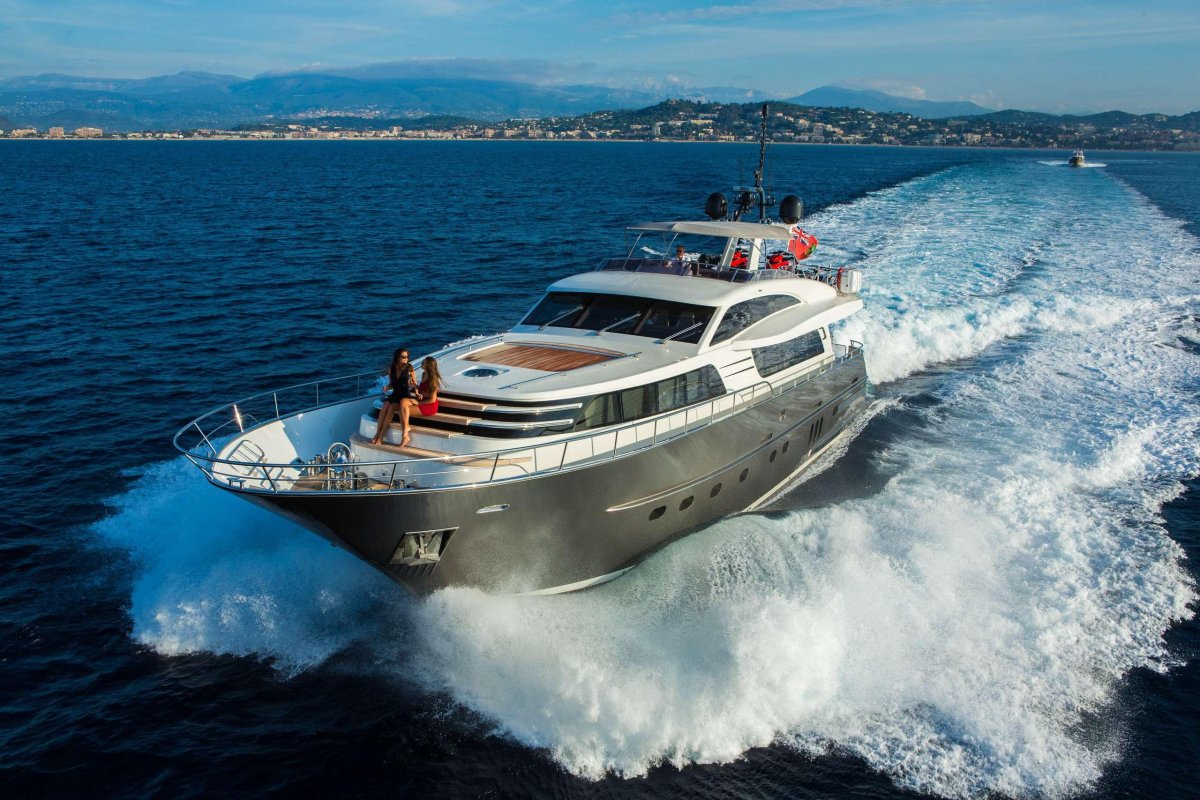 Яхта van der Valk 2200