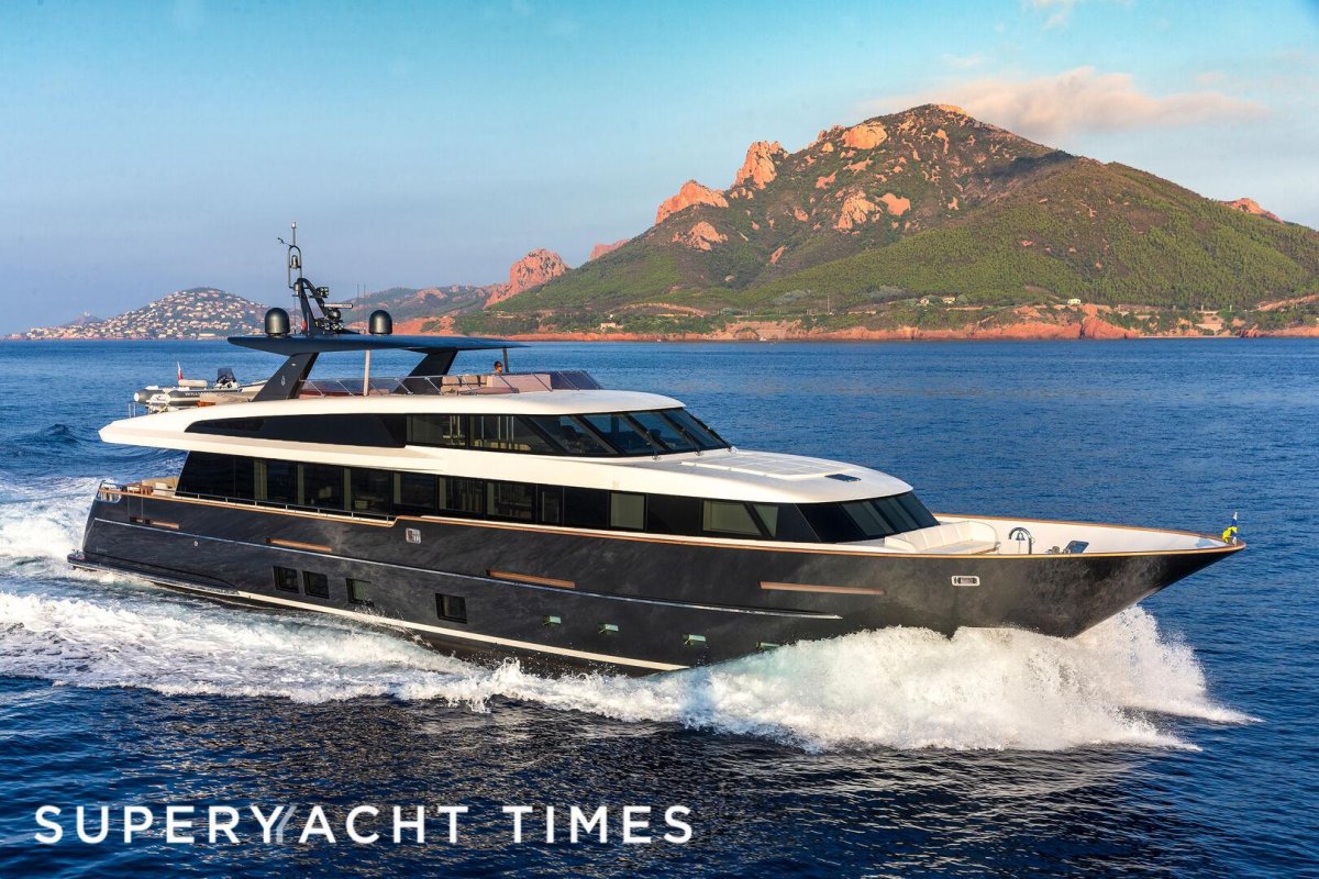 Van der Valk 105 яхта