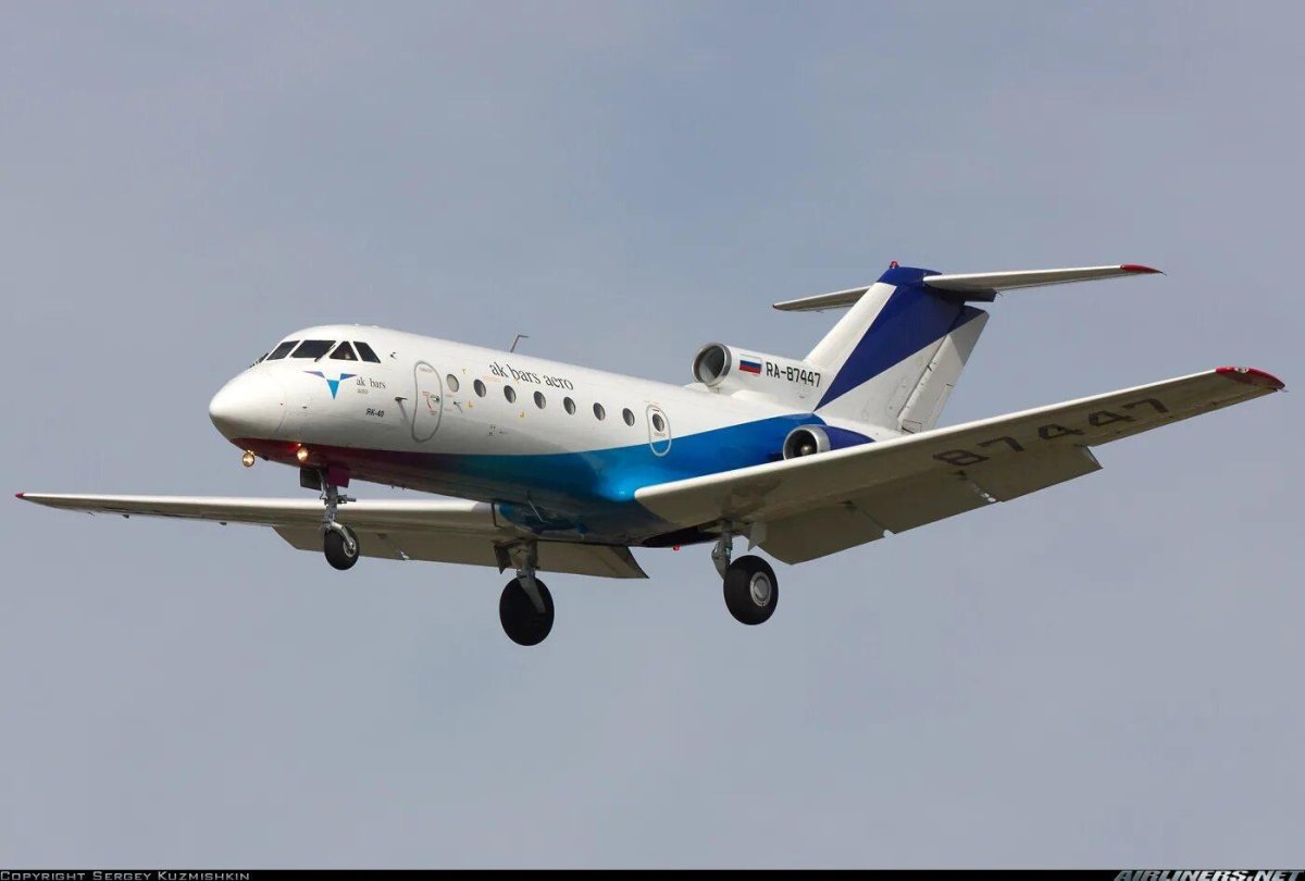 Самолёт як-40