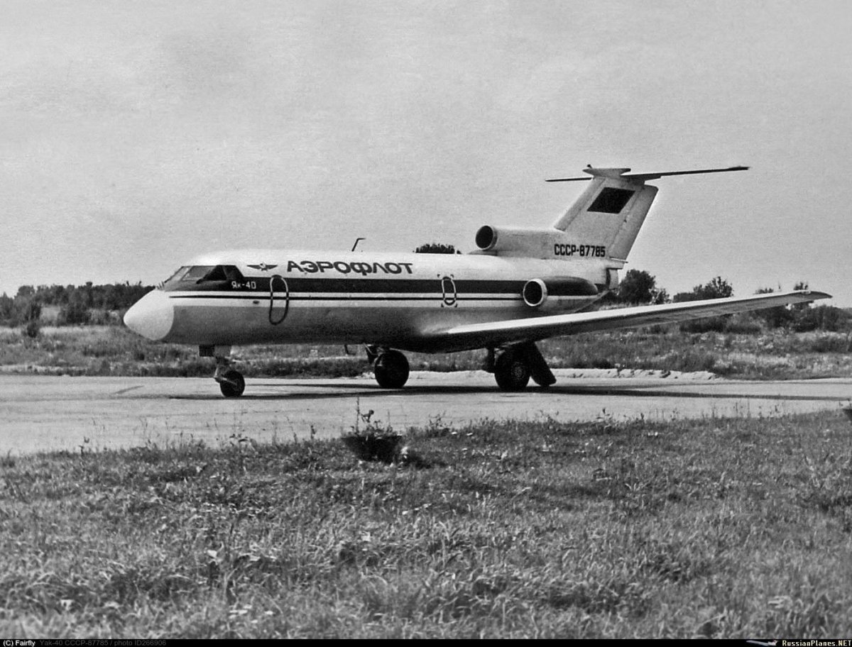 Як-40 пассажирский самолёт