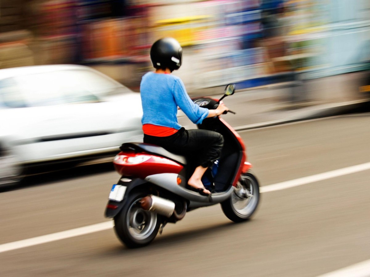 Подросток на скутере