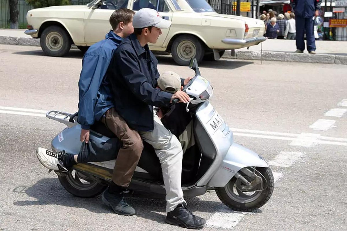 Школьники на скутере