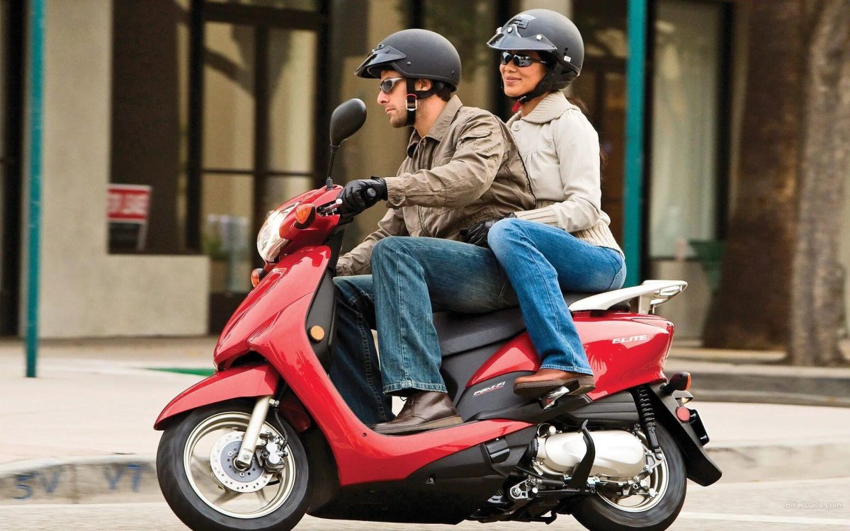 Скутер с пассажиром