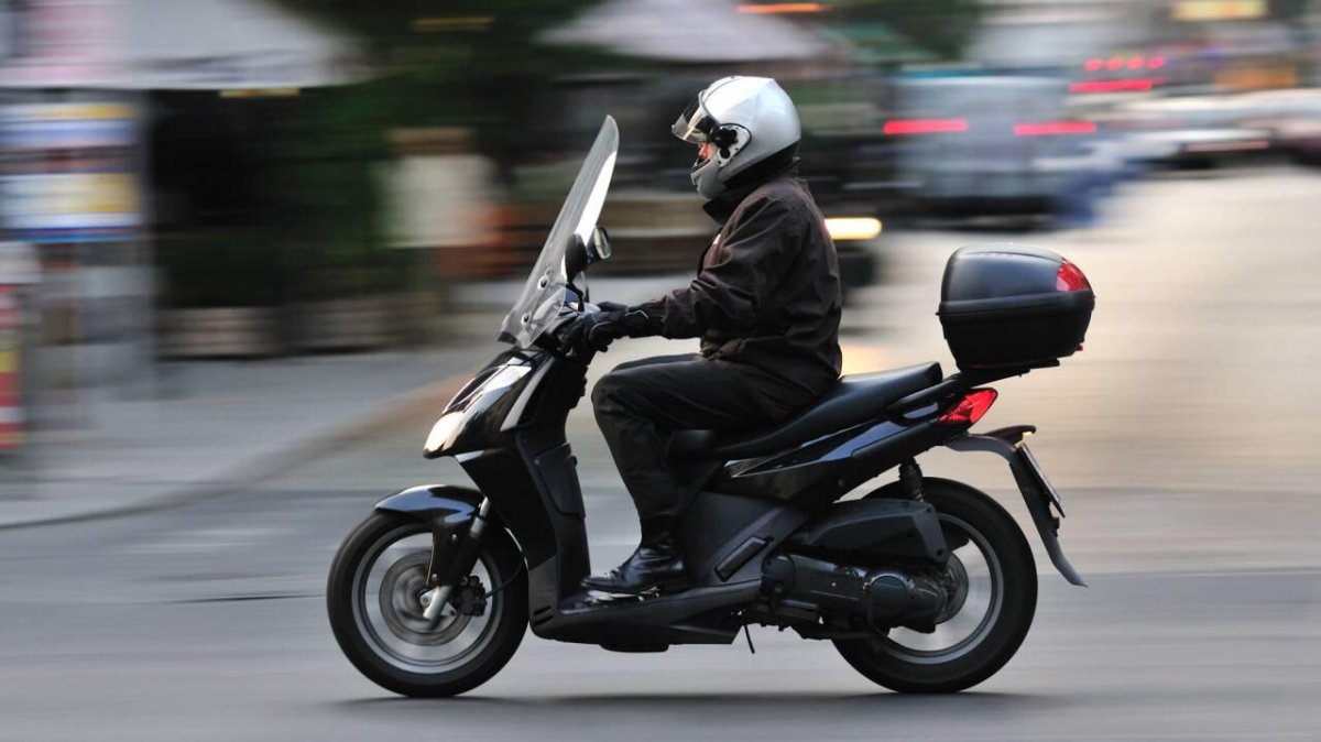 Водитель скутера