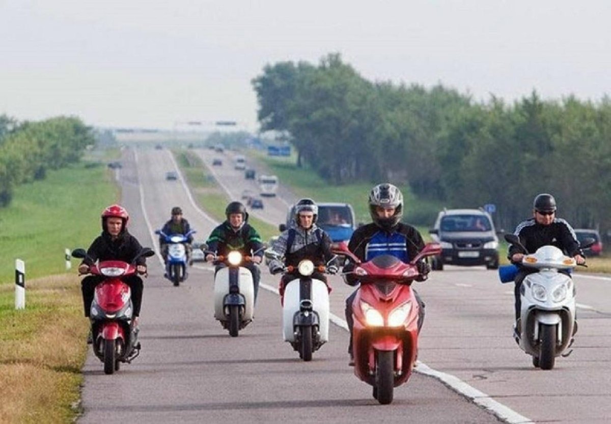 Мопед на дороге