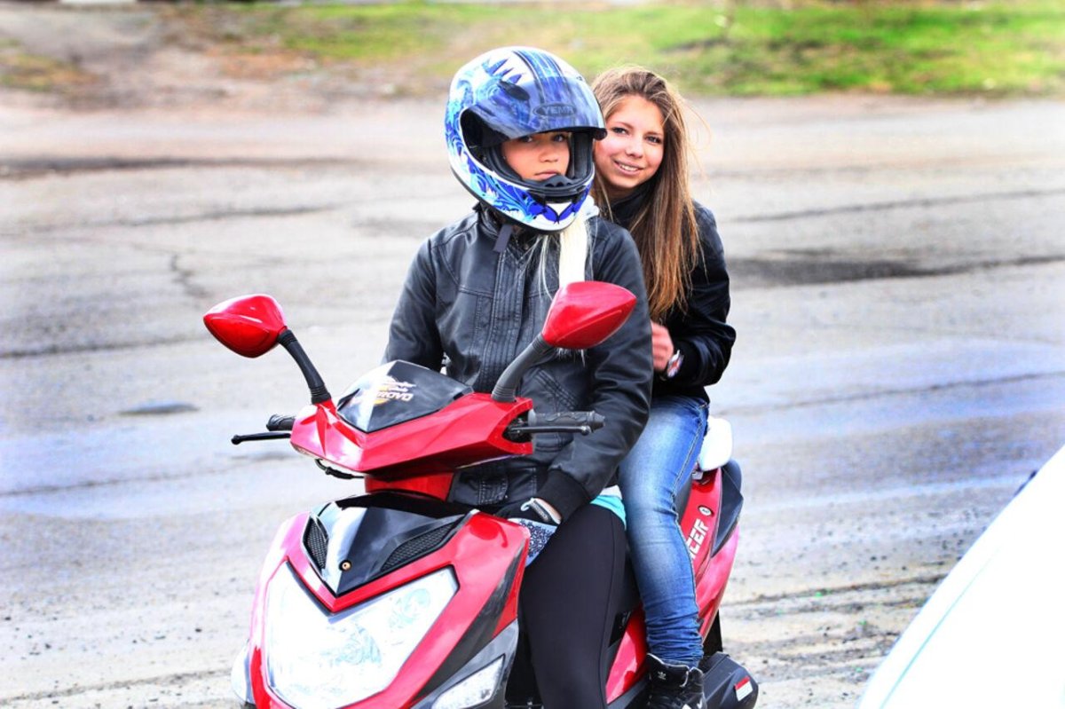 Девушка на мопеде