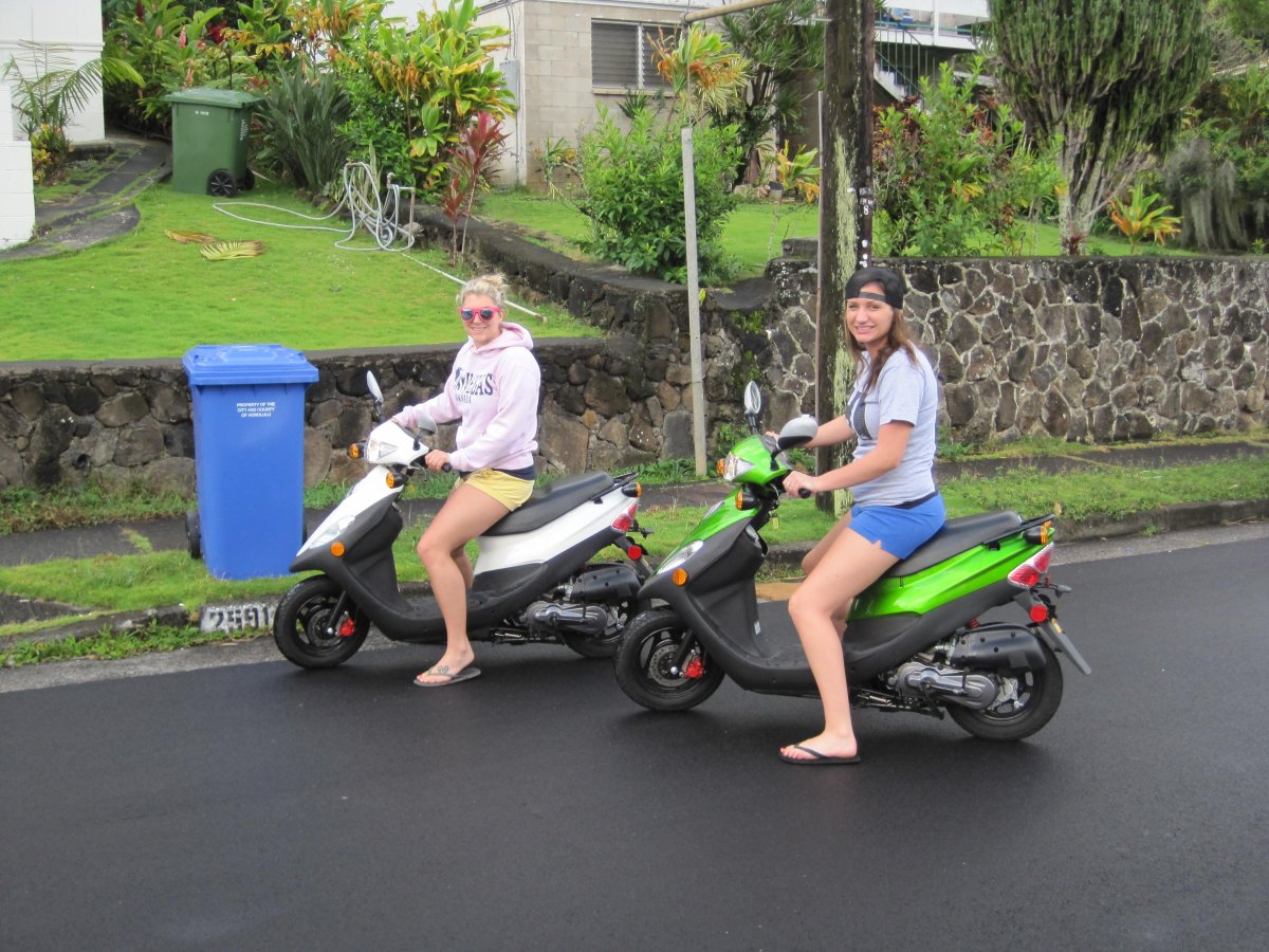 Девушка на скутере