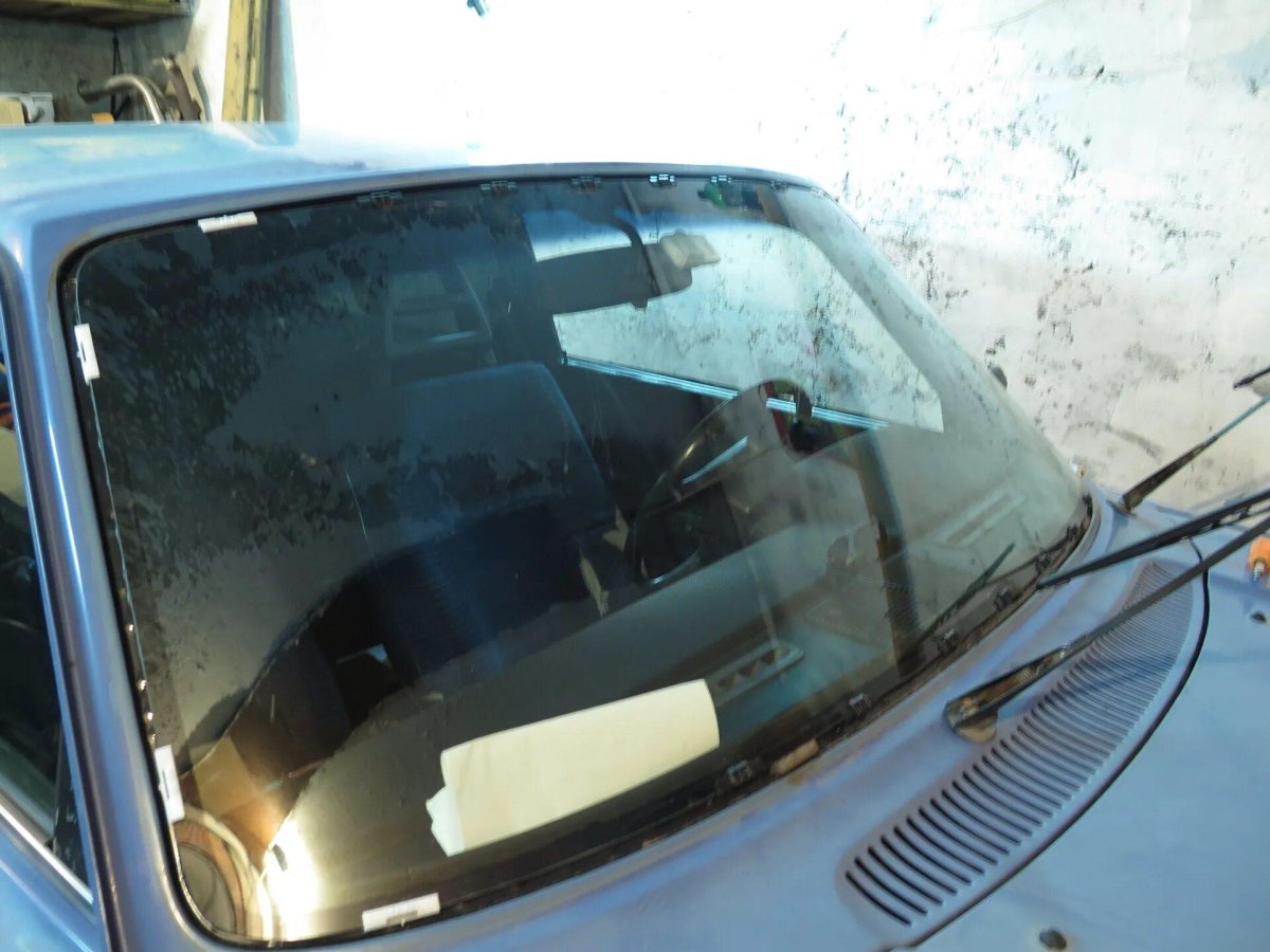 Молдинг лобового стекла Вольво 940