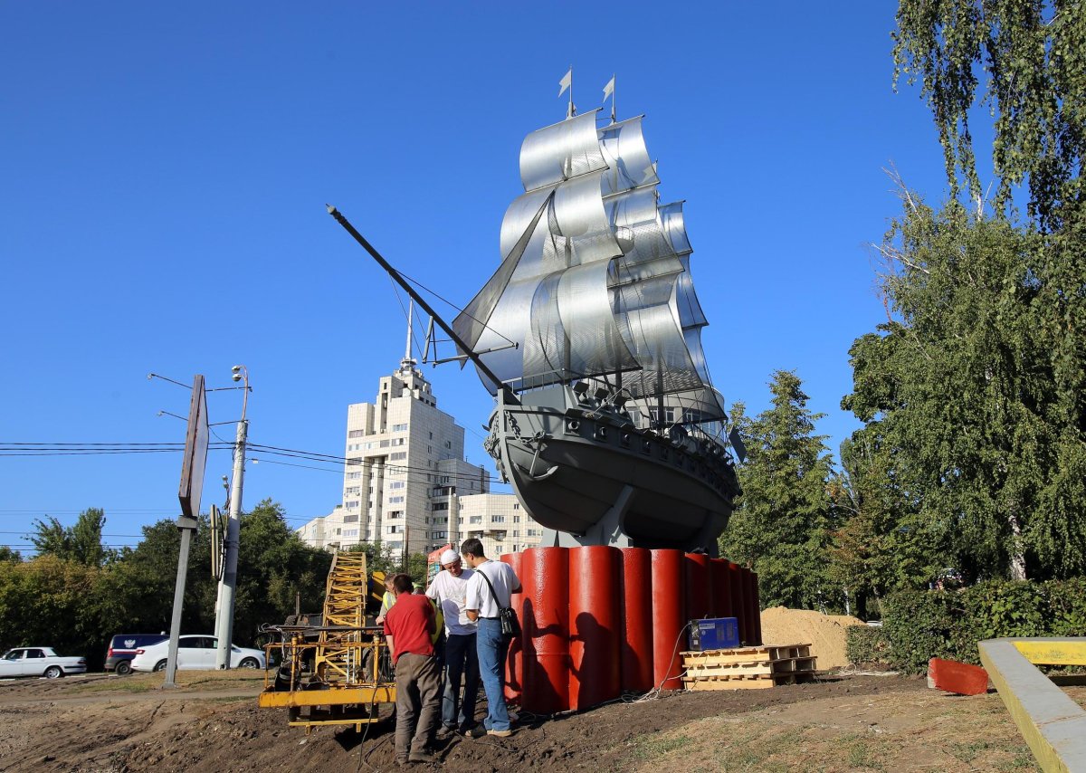 Памятник кораблю Меркурий в Воронеже
